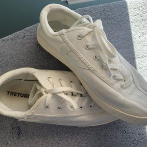 Woman’s white tretorn sneakers. Size 9.5m